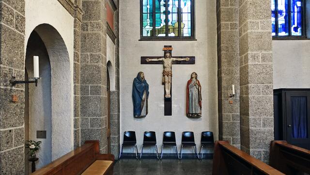 Ein historisches Triumphkreuz an einer Seitenwand von St. Michael. Foto: Helmut Kuzina