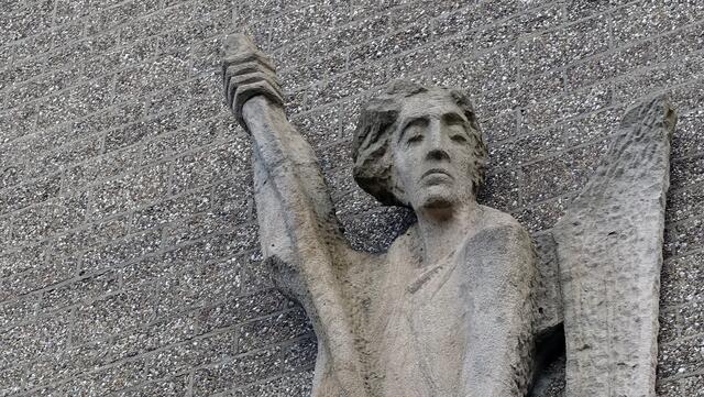 An der Giebelwand der Kirche: Sandsteinskulptur St. Michael, Joseph Krautwald, 1977. Foto: Helmut Kuzina