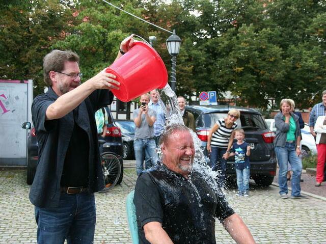 31028 Gronau_27.08.14 - Samtgemeindebürgermeister Rainer Mertens hat die Ice Bucket Challenge am Mittwochvormittag bestanden. _ http://www.leinetal24.de/lokales/gronau/rainer-mertens-bucket-challenge-bestanden-3812332.html _ _ https://www.youtube.com/watch?v=texVCJyfh4c#t=40 
Walter Deppe: Eine kalte Dusche soll angeblich Wunder bewirken. Vielleicht ist ab sofort nicht nur für solch alberne Wahlstimmenhascherei, sondern auch für das Räumen von Gronaus Müllecken Zeit! | Foto: LDZ
