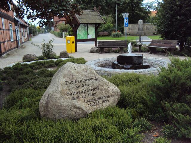 Zur Erinnerung an den Salinenbetrieb angelegter Platz in Sülze.