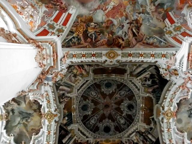 Blick aus der Bank nach oben.