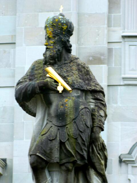 Rechts am Vorplatz das Standbild von Kaiser Heinrich II. (†1024)