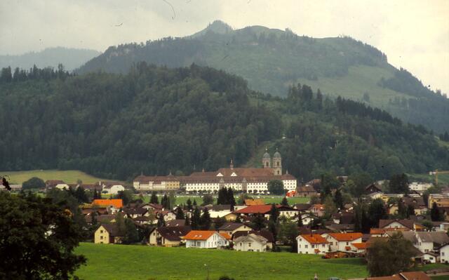 Am 4. Tag nähert sich der Pilger, von Rapperswil kommend, nach 5 Stunden Einsiedeln.