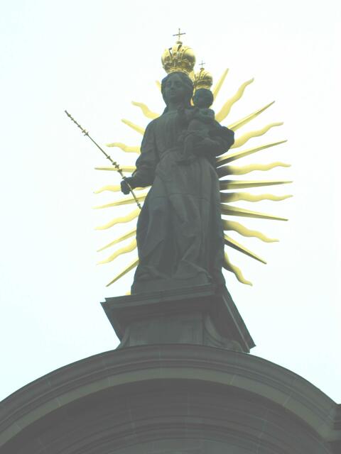 Über alles patroniert die Hl. Maria