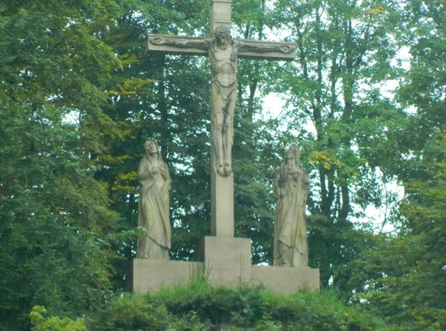 Der Kreuzweg führt hoch in den Chlosterwald und ist ausgeschildert.