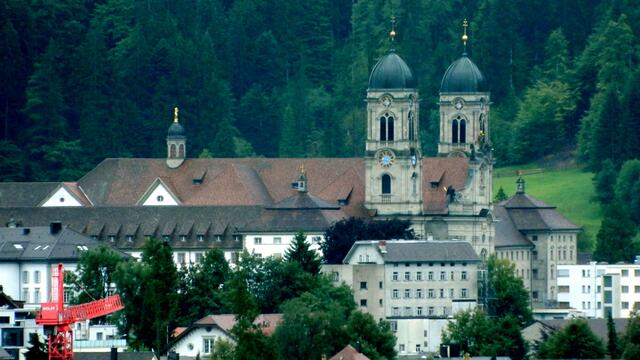 Die beiden Türme überragen mit 56 Meter den Ort.