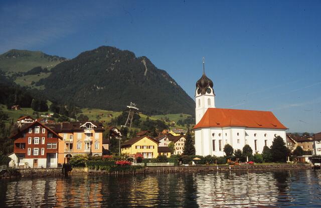 Panorama von Beckenried. Der Pilger überquert von Brunnen aus den Vierwaldstätter See nach Buochs. Von dort führt der Jakobsweg auf eine Höhe von etwa 500 m.