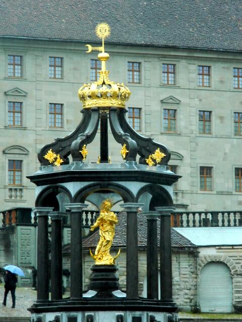 In der Mitte des Vorplatzes aber der Frauenbrunnen.