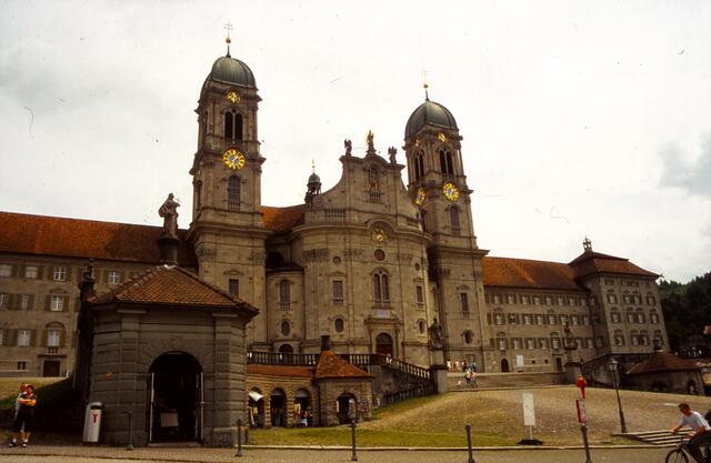 Ein Hohepunkt auf dem Schweizer Jakobsweg ist das Benediktinerkloster Einsiedeln, das selbst Ziel zahlreicher Pilger ist. Es wurde 1130 gegründet. Auf dem Bild ist die doppeltürmige Stiftskirche zu sehen, die in den Jahren 1719 - 1735 entstand. Sie wurde entworfen von dem Baumeister Jakob Moosbrugger. Sie ist die bedeutendste Barockkirche der Schweiz. Im Innern befindet sich die Gnadenkapelle mit der Schwarzen Madonna, zu der seit Jahrhunderten zahlreiche Christen aus dem gesamten alemannischen Raum pilgern
