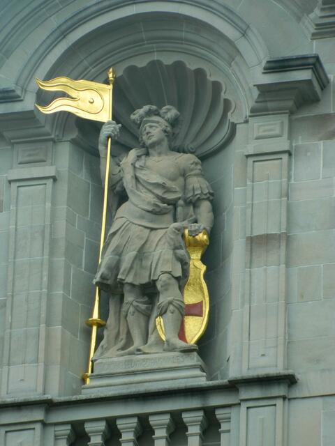 Gleich unter ihr der zweite Namenspatron, der Hl. Mauritius als Schutzpatron der Ottonen.