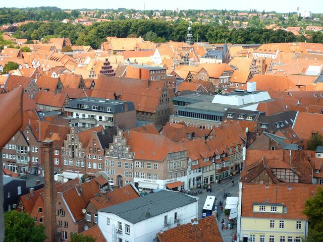 Über den Dächern von Lüneburg im August