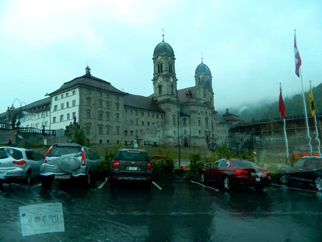 Im Regen auf dem Parkplatz