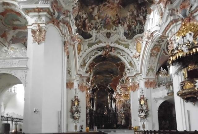 Ein kurzer Blick mit dem Handy in das Innere der Wallfahrtskirche.