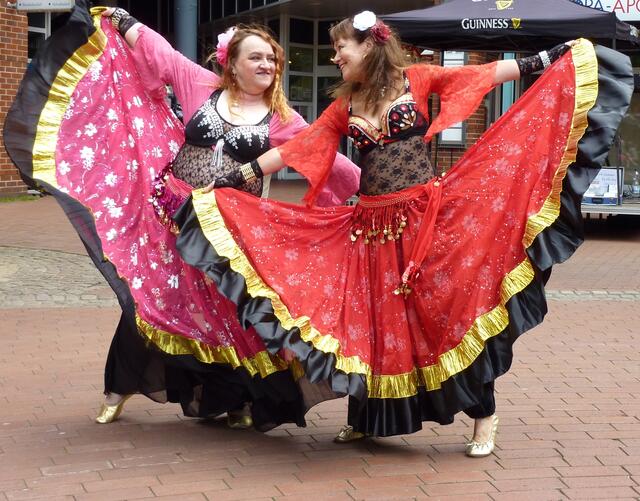 Das Duo Shimasira tanzt bei der Wirtschaftsschau in Langenhagen im Mai.