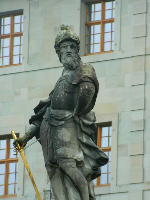 Links am Vorplatz das Standbild von Kaiser Otto I. (†973 in Memleben)