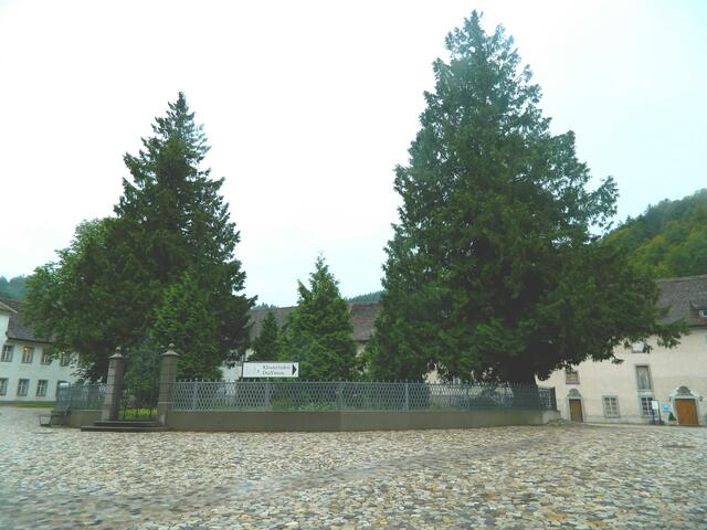 Über den Hof des Klosters kommt man zu dem kleinen Laden