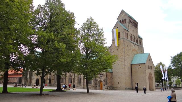 Der wiedereröffnete romanische Mariendom von Hildesheim im Festtagsschmuck. Die Gründung dees Bistums Hildesheim erfolgte 815 in der Zeit Ludwig des Frommen. Eine Marienkapelle im Bereich der heutigen Apsis wurde bei den Ausgrabungen entdeckt. - Der älteste Mariendom wurde 872 unter Bischof Altfried als dreischiffige Basilika im Kreuzgrundriss errichtet. Bis zum 14. Jahrhundert erfolgten mehrmalige Umbauten. Die Domsanierung von 2010 - 2014 knüpft an die ursprüngliche romanische Gestalt an.