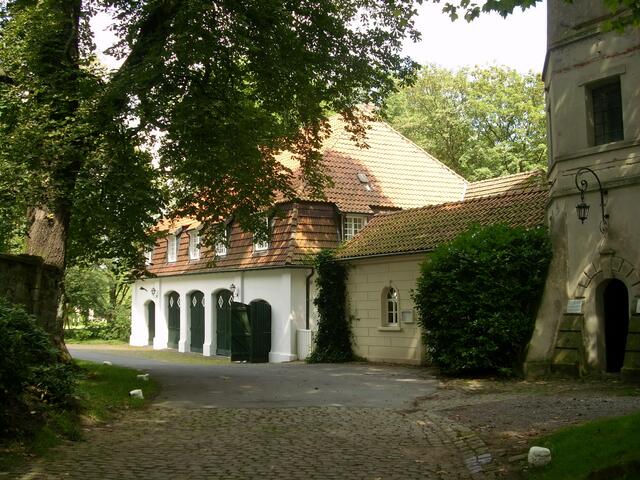 Stallungen mit Eingang zum Wasserturm