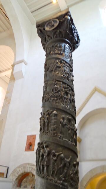 Christussäule, von Bischof Bernward gestiftet. Sie wurde 1022 gegossen und stand zunächst in der St. Michaeliskirche. Die Säule wurde inspiriert von der Trajanssäule in Rom. Die Säule krönte ursprünglich ein Kreuz, das leider 1544 in den Wirren der Reformation eingeschmolzen wurde. Zusammen mit dem Kreuzaltar stellte die Säule die Bedeutungsmitte des gesamten Kirchenbaus dar. Heute steht die Bernwardsäule im Querschiff des Hildesheimer Doms und ist ein Highlight des Weltkulturerbes.