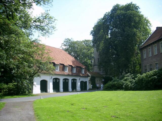 Stallung mit Wasserturm