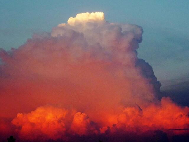 Erst glaubte ich an einen Atompilz, es fhlte aber die Detonation! Bei genauem hinsehen, handelte es sich nur um eine, von der Abendsonnen angestrahlte Gewitterwolke über Königsbrunnh