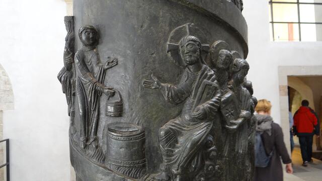Szene Jesus mit der Samariterin am Jakobsbrunnen (s. Johannes 4, 5ff). Die Christussäule stellt Begebenheiten aus dem Leben Jesu dar. Hier ist die 8. Gruppe der Bilder aus der Lebensgeschichte Jesu fotografiert.