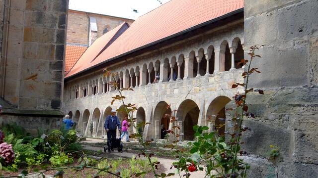 zweigeschossiger romanischer Kreuzgang, eine Seltenheit in Deutschland. Im südlichen oberen Stockwerk des Kreuzgangs ist ein Teil des wieder eröffneten Dommuseums zu besichtigen.