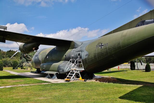Transportflugzeug Transall C-160 D:
- Transport von Material und Personal
- Absetzen von Fallschirmjägern                                    - Absetzen von Schwerlasten in mittleren und              niedrigen Höhen
- Sanitätstransporte