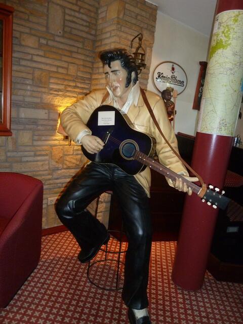 Auch Elvies ist hier zugegen.