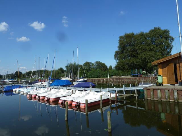 Die Boote sind schon alle abgedeckt.