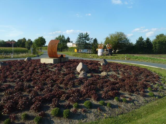 Ein Kreisel mit Strohpuppen am Rand.