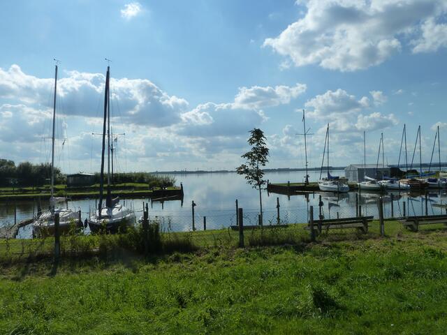 Überall liegen Segelschiffe.