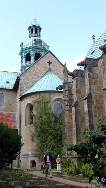 Chor des romanischen Chors mit dem Tausendjährigen Rosenstrauch und dem barocken Vierungsturm