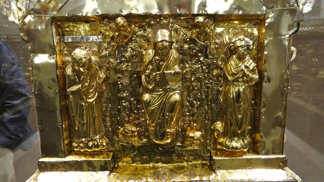Stirnseite des Godehardschreins, um 1149. In der Mitte wird die Majestas Domini dargestellt, umgeben von Maria und Johannes dem Täufer
