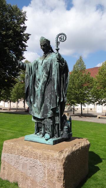 Statue des Bischofs Bernward auf dem Domhof