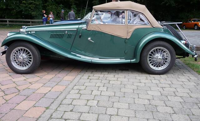 TF von der Seite. Klassischer Roadster mit Steckscheiben und "Regenhülle".