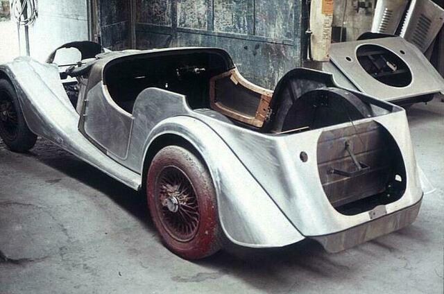 Rohkarosse eines Morgans 4/4, ein Viersitzer.