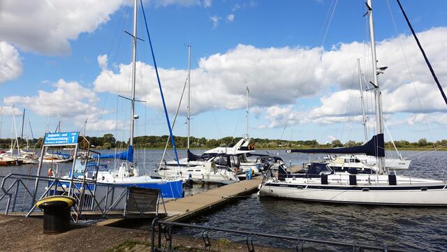 Die Marina des Stadthafens mit Liegeplätzen an der Unterwarnow (Foto: Helmut Kuzina)