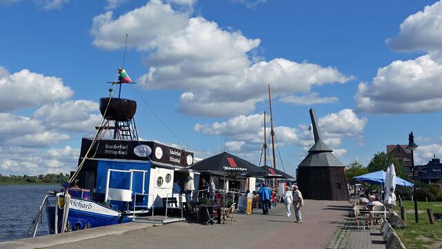 Der Stadthafen mit seiner breiten Uferpromenade ist ein touristischer Anziehungspunkt. Foto: Helmut Kuzina