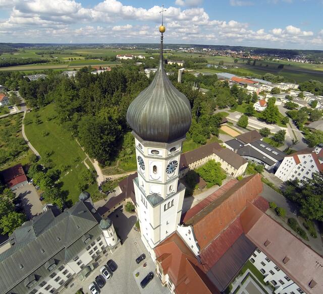 Die Kirche in Ursberg mit Blick übers Mindeltal