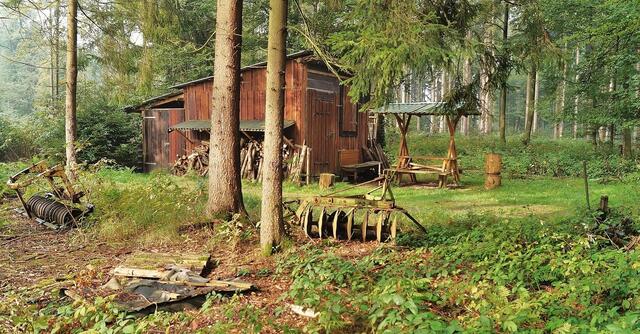 Letzte Ruhestätte für Landmaschinen mit "Friedhofskapelle"!