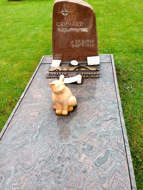 Die Kapelle befindet sich inmitten des Friedhofes. Hier ein Grab, welches uns besonders bewegte: Die Mutter war schon 30, als sie ihren Sohn bekam, hatte ihn nur 19 Jahre und musste noch einmal 30 ohne ihn weiterleben. Der Vater, dessen Vornamen der Junge bekam, überlebte seinen Sohn sogar um 35 Jahre. Ob die Terrakotta-Katze die gemeinsame Hauskatze symbolisieren soll, wissen wir nicht.