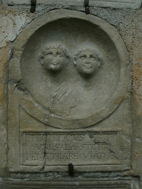 Mauerstein im Prunnerkreuz mit ersten Hinweis auf die Lage der römischen antiken Stadt Vorunum auf dem Areal von Maria saal.