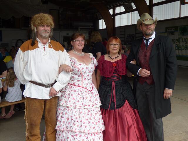 Ein Teil der Gruppe Western Dancers "Just for fun", die krankheitsbedingt durch die "Little Mountain Dancers" aus Gestorf ergänzt wurden.
