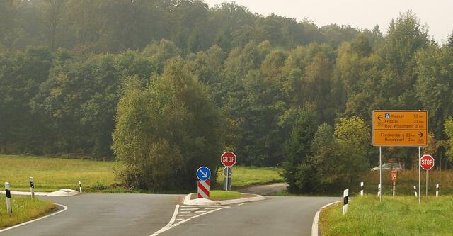 Westliches Ende der Wildunger Umgehungsstraße. Ob "Stop" befolgt wird, können wir nicht bestätigen!