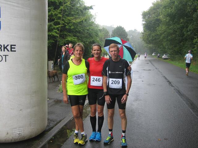 Birgit Walter, Michaela Rothan und Detlef Oppermann vor dem Start 10 km