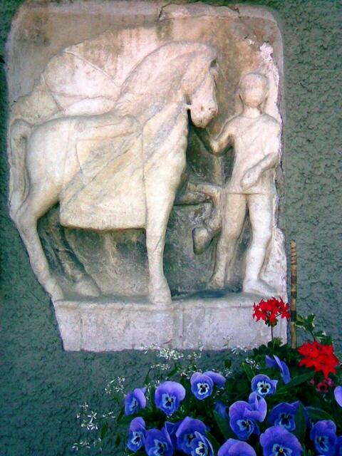 Eingemauerte römische Skulptur im Gasthof Fleissner/Zollfeld