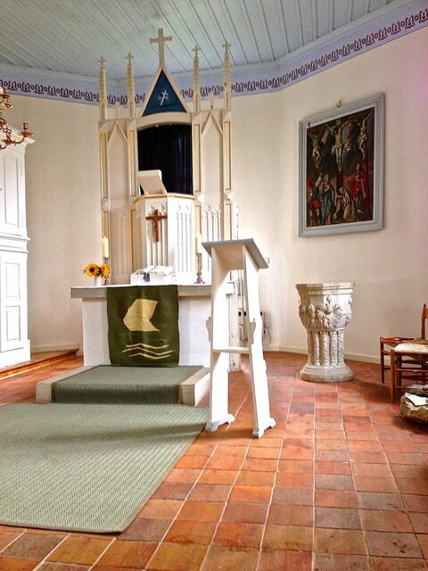 Blick auf den Kanzelaltar in der Mitte - links davon steht die kleine Furtwängler-Orgel und rechts davon der Taufstein