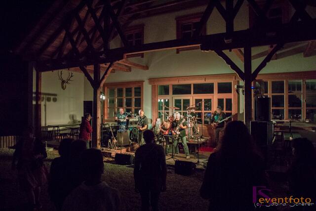 Benefizkonzert 2014 für Kinder in Sri Lanka: Stimmungsvolle Atmosphäre im Biergarten vom Landgasthof Koller in Hergertswiesen