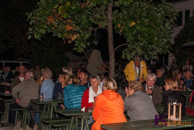 Benefizkonzert 2014 für Kinder in Sri Lanka: Im gut besuchten Biergarten von Landgasthof Koller in Hergertswiesen gab es begeisterte Zuhörer für die Musik der Augsburger Free Electric Band